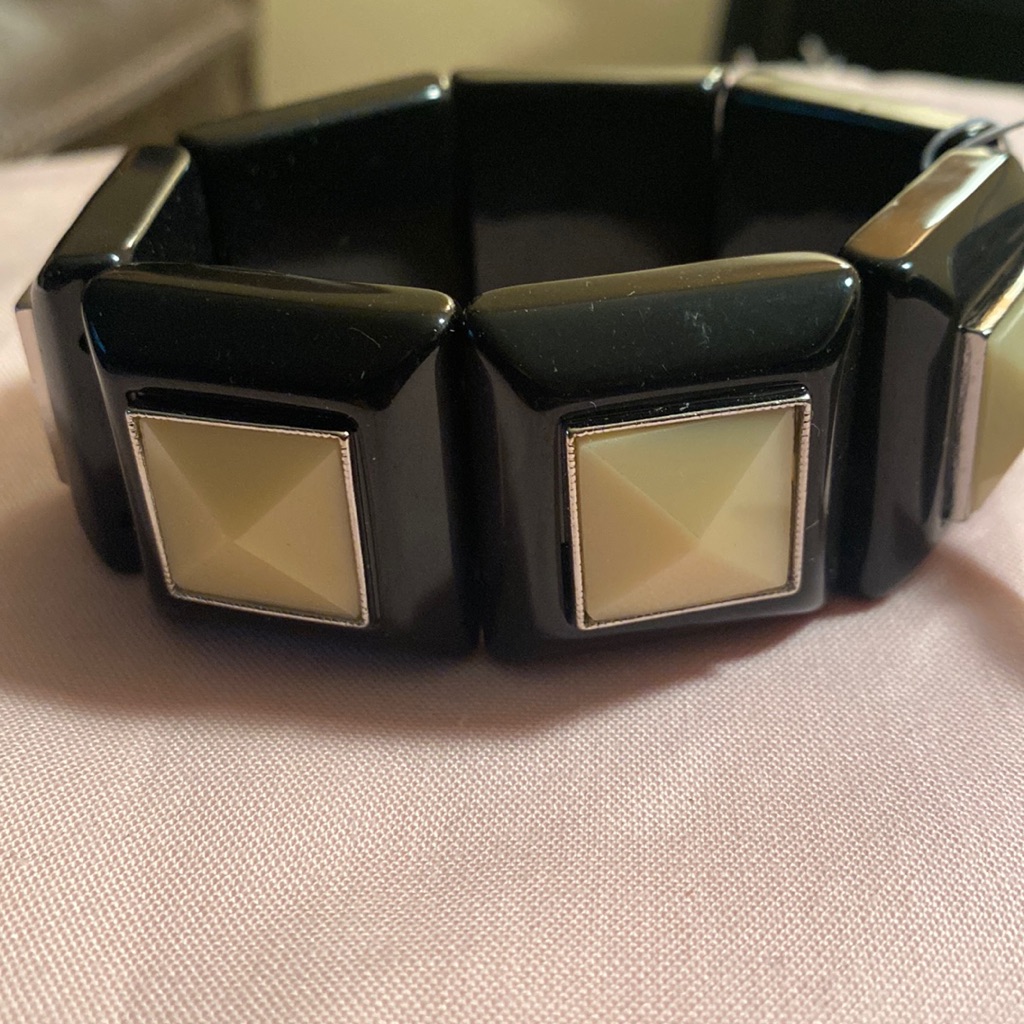 Black Cream Color Stretch Bracelet Very Pretty 11$